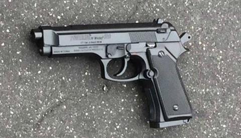 Com pistola falsa, homem é preso dentro de micro-ônibus em Manaus