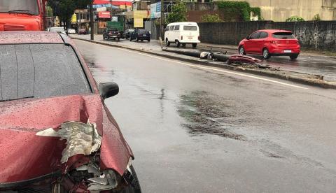 Após arrancar poste, motorista desaparece e abandona carro em avenida de Manaus