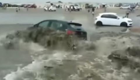 Tsunami meteorológico atinge praia, arrasta carros e faz turistas correrem desesperados