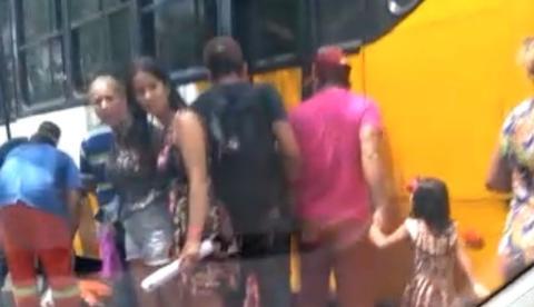 Motociclista vai parar debaixo de ônibus em acidente em Manaus