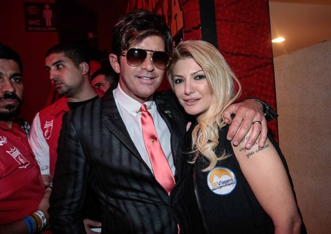  Dr. Rey circula de mãos dadas com Antonia Fontenelle em SP