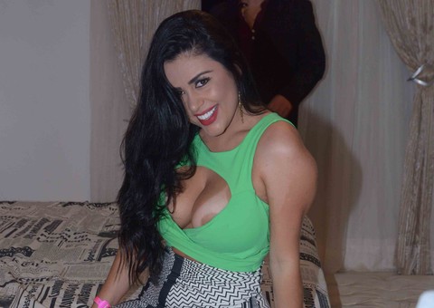  Com decote estratégico, “Miss Bumbum evangélica” deixa seio aparecendo em festa das 'Coelhinhas'