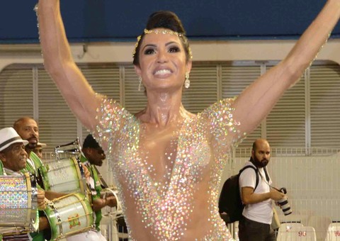 Vestido curto demais 'trai' Gracyanne Barbosa no ensaio da X-9