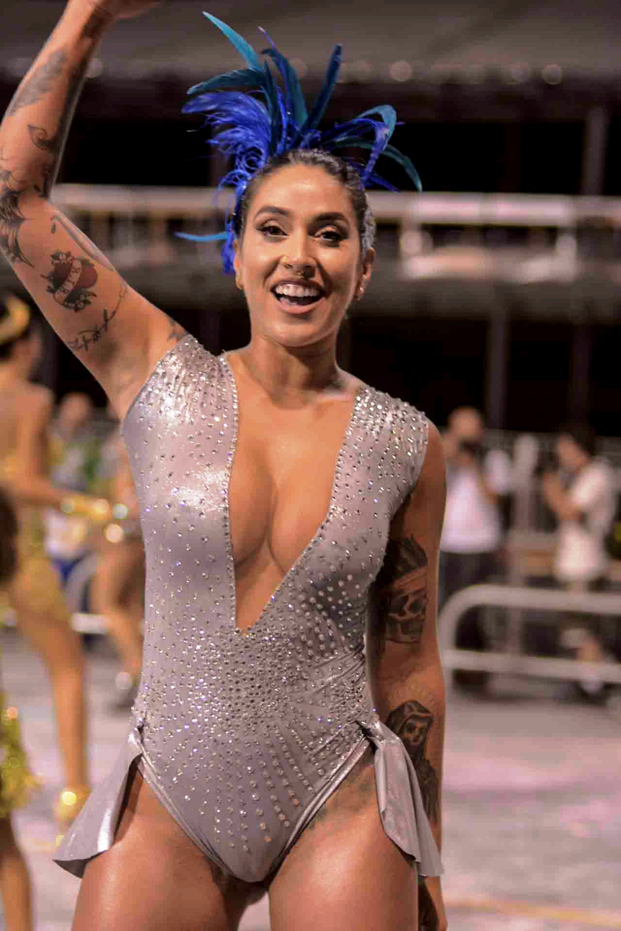  Maiô colado faz Dani Bolina mostrar mais do que devia