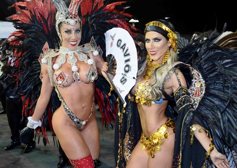  Após terem fantasias roubadas, irmãs Minerato desfilam pela Gaviões