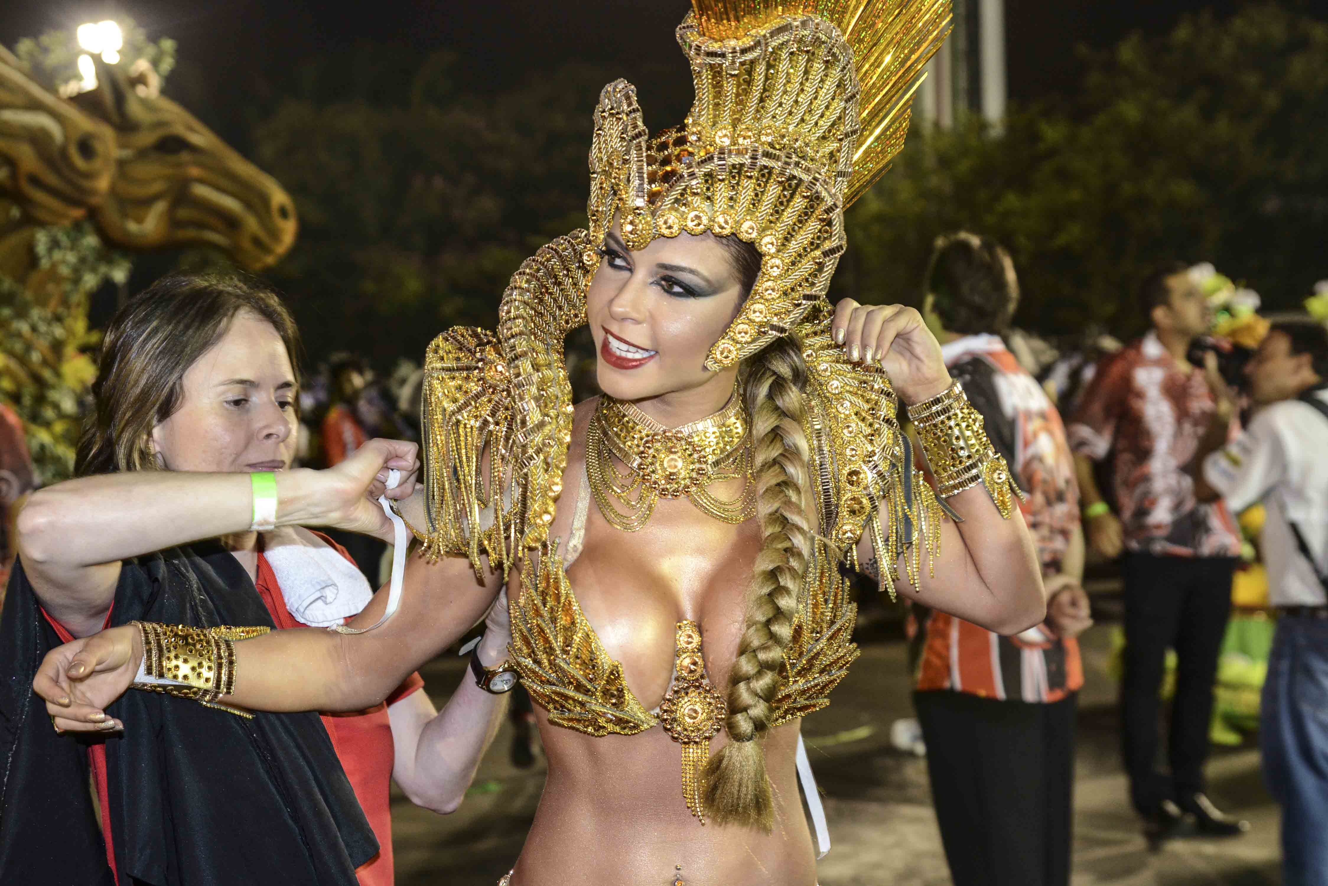 Confira de pertinho as musas da Dragões da Real, Cacau Colucci e Tânia Oliveira