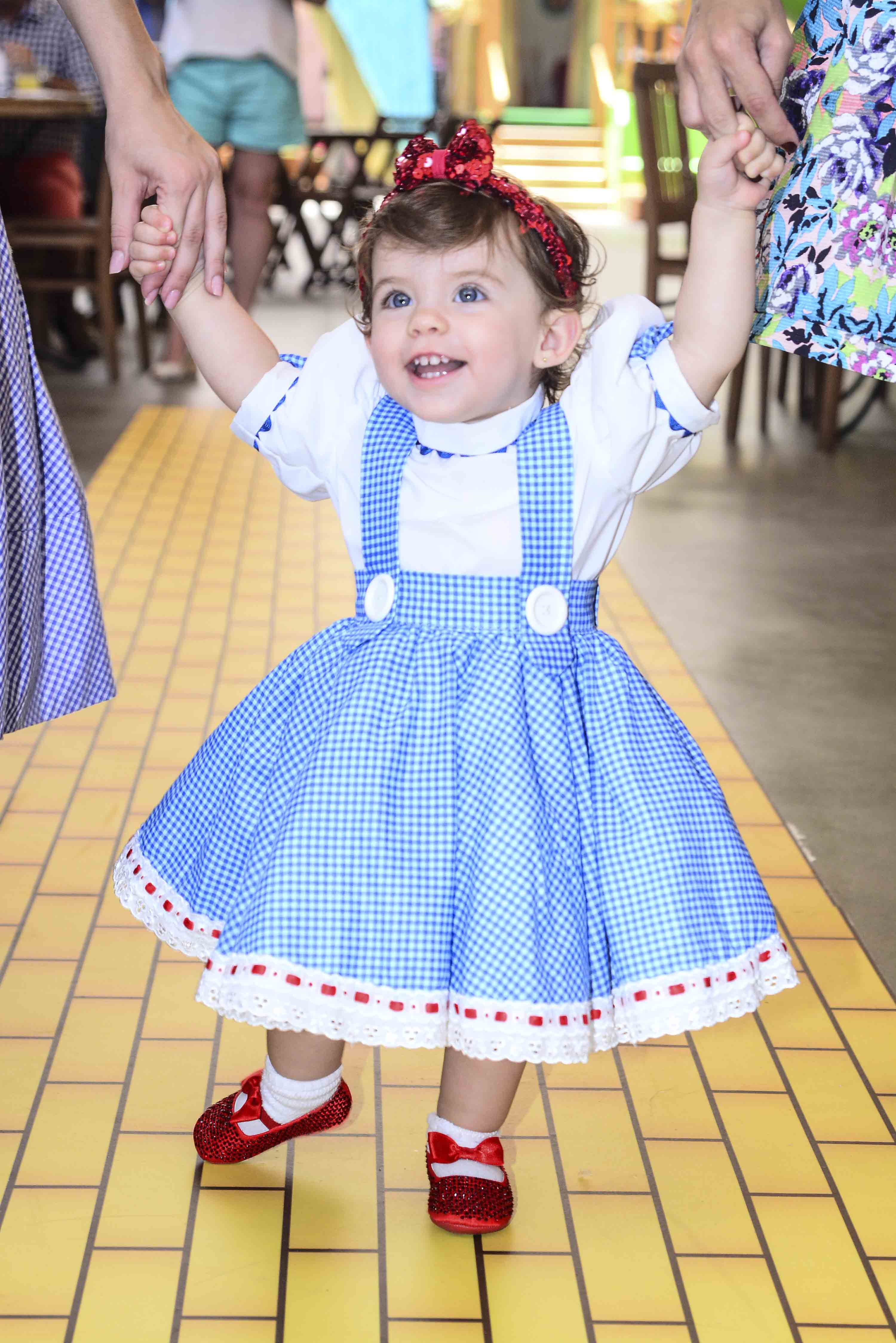 Vestida de Dorothy, filha de Henri Castelli comemora 1 aninho