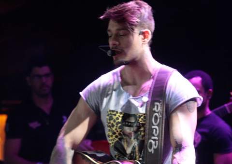 Lucas Lucco sensualiza com fã que invadiu o palco em São Paulo