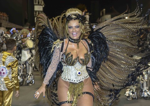 Sem calcinha, Ellen Rocche rouba cena em desfile das campeãs