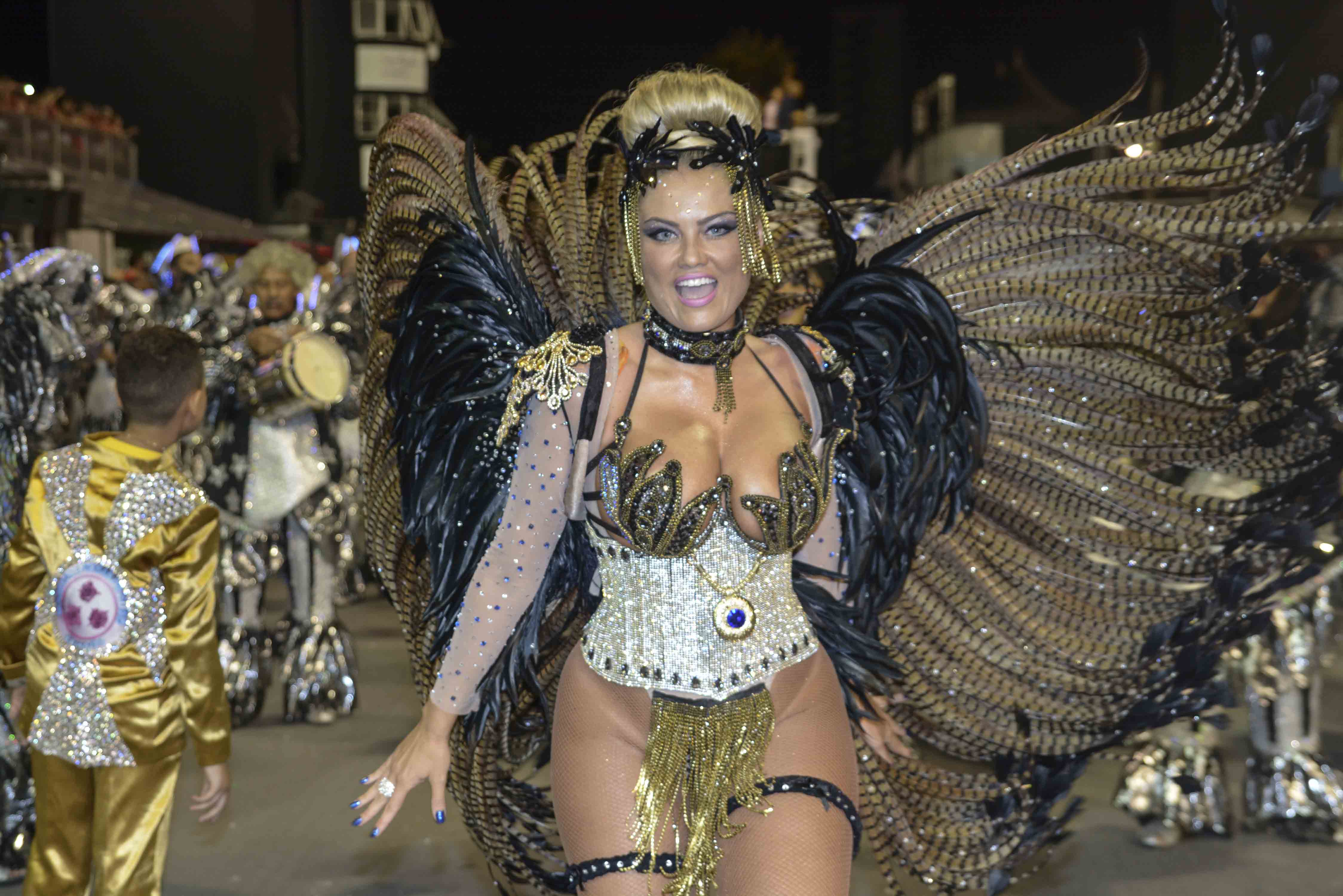 Sem calcinha, Ellen Rocche rouba cena em desfile das campeãs