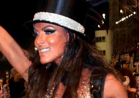  Carla Prata aparece quase nua e rouba a cena no Anhembi