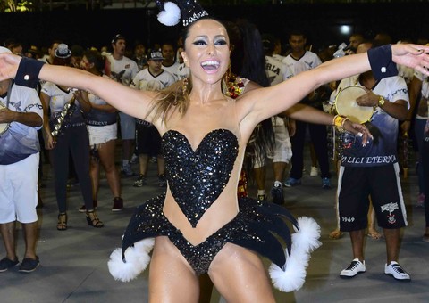 Sabrina Sato ousa com maiô cavado e transparente durante ensaio