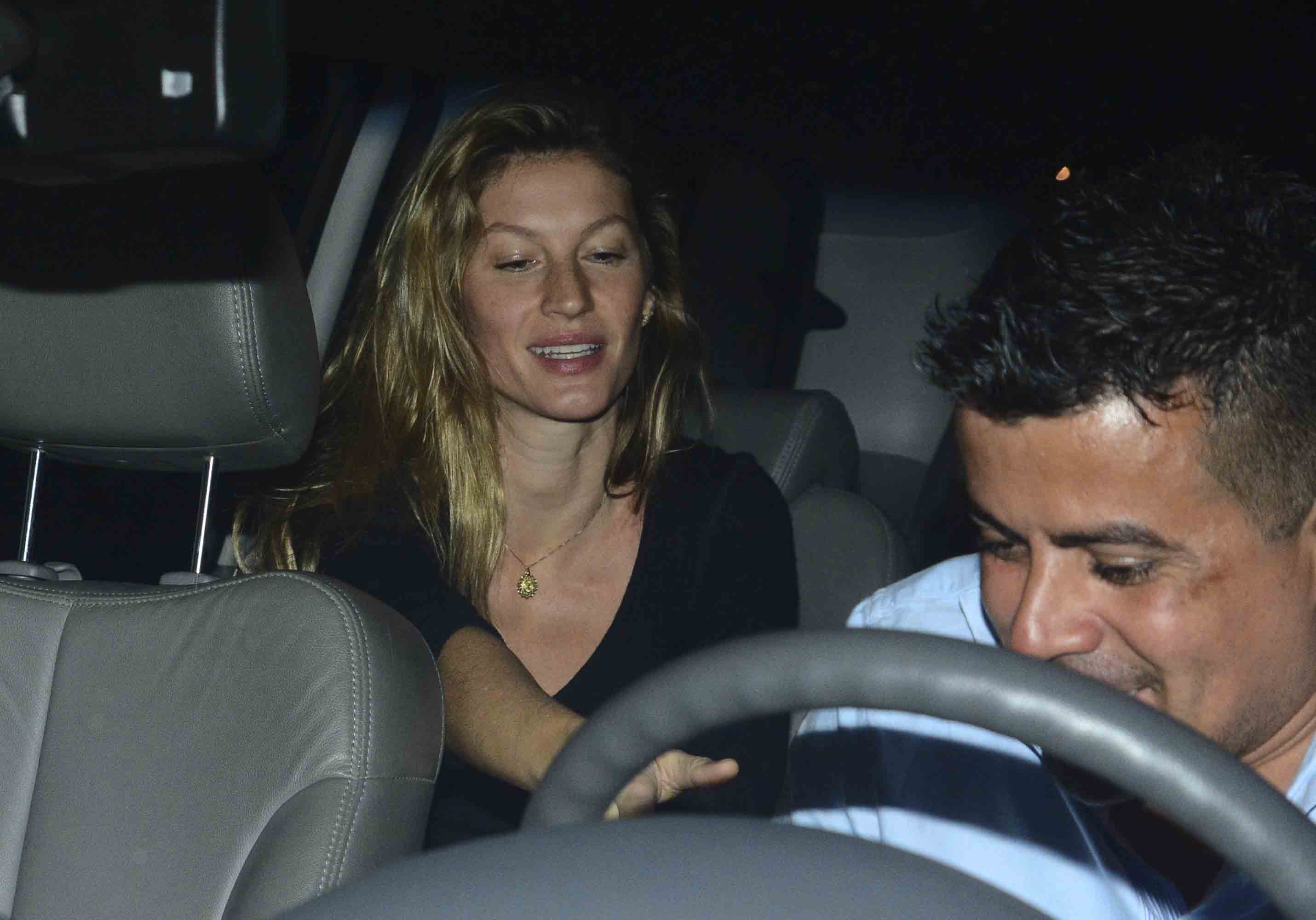 De cara limpa, Gisele Bündchen desembarca no Brasil