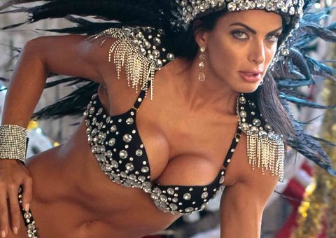 Sensual,  Carla Prata  posa com fantasia de Musa da Gaviões da Fiel