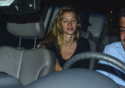 De cara limpa, Gisele Bündchen desembarca no Brasil