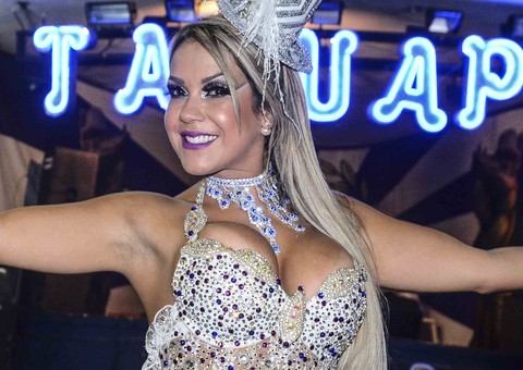 Rainha da Tatuapé exibe decotão e fio-dental durante samba