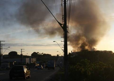 ​Fábrica de motocicleta pega fogo no Distrito Industrial