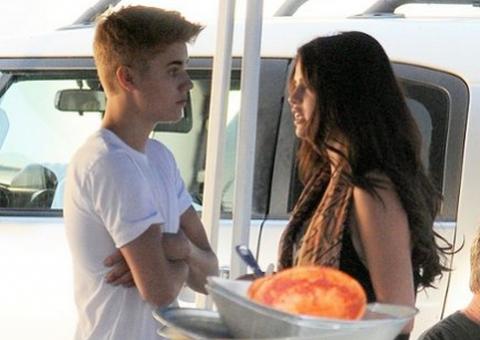 Cheio de problemas, Justin Bieber corre de volta para Selena Gomez