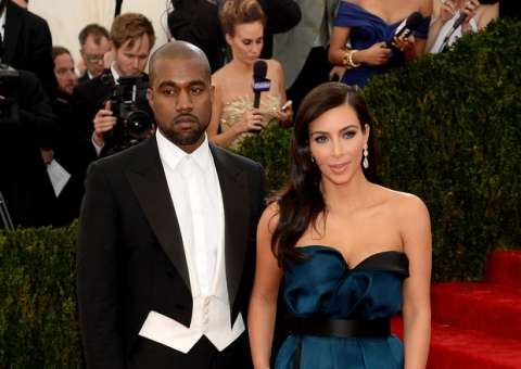 Kim Kardashian mostra demais em vestido decotado