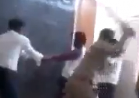 Policial dá uma surra em molestador de meninas