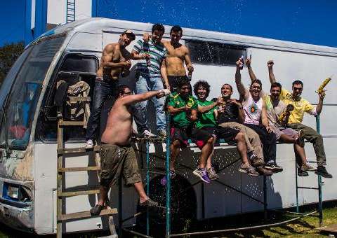 Ônibus reformado e mentiras no trabalho: argentinos driblam crise para ir à Copa