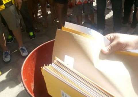 Para evitar constrangimentos futuros, escolas queimam notas de jurados