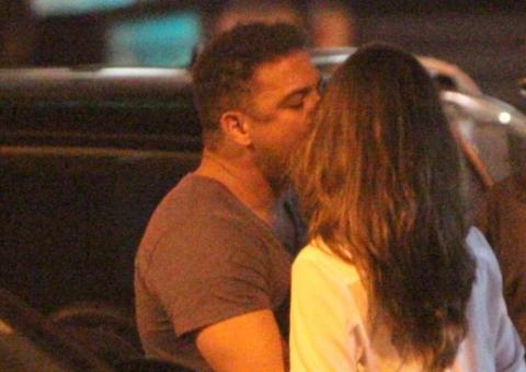 Ronaldo Fenômeno e namorada não se desgrudam mais