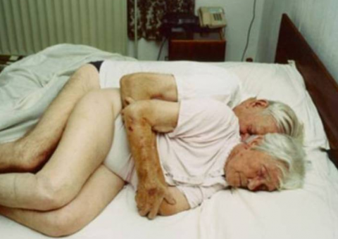 Fotógrafa faz ensaio retratando a sensualidade dos casais da terceira idade