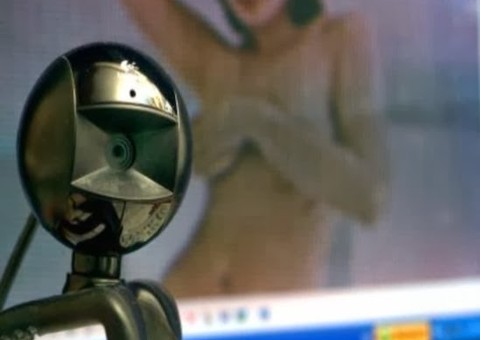 Mulher abusa sexualmente do filho de 12 anos na frente de webcam para que seu parceiro pudesse assistir pela internet