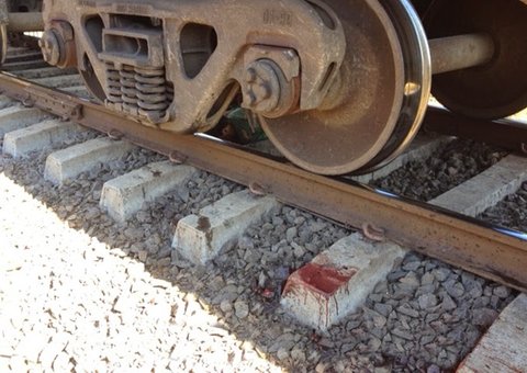 Homem se joga em trilho de trem e é partido ao meio