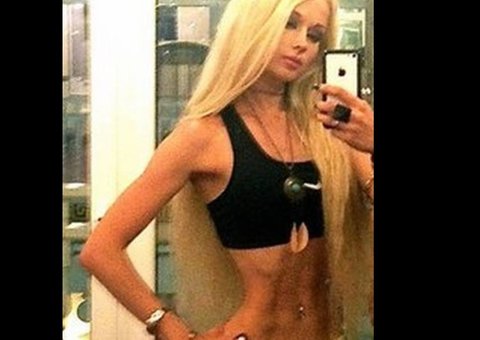 Se alimentando de "sol e vento", Barbie humana pega pesado na academia e aparece magérrima 