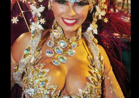   Bianca Leão faz bonito na Sapucaí como Rainha de Bateria da Porto da Pedra