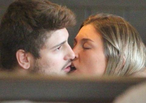 Distraído, Daniel Rocha troca beijos com a namorada em restaurante
