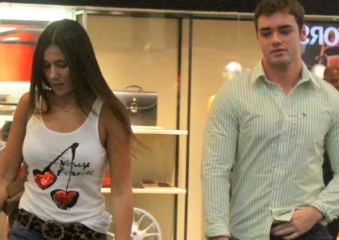 Thor Batista passeia com a noiva pelo shopping