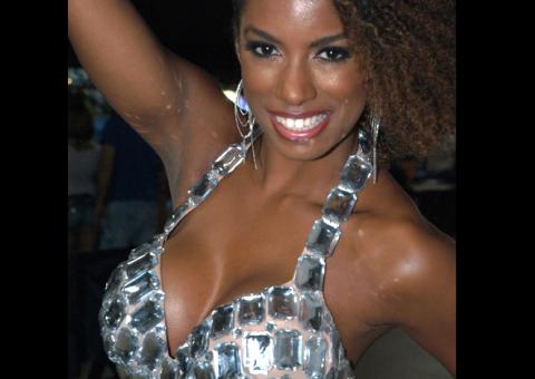  Bailarina do Faustão leva beleza a evento carnavalesco