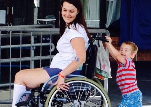 Mulher fica paraplégica após usar pincel de maquiagem emprestado