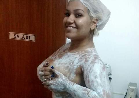  Mulher Filé publica foto completamente nua, pintando os pêlos