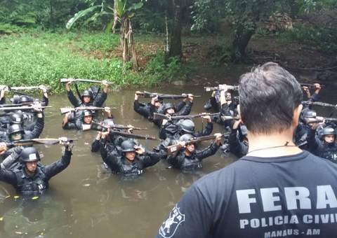 Integrantes do Grupo Fera ministram treinamento no 8º Cote realizado no Rio de Janeiro