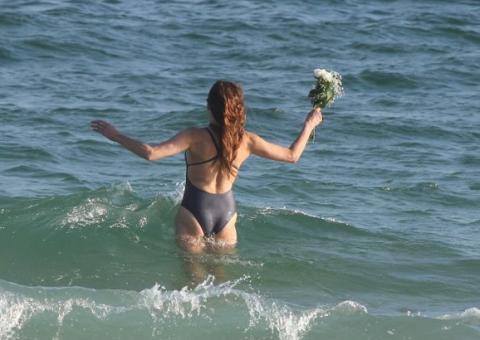 Christiane Torloni comemora 56 anos e joga oferenda no mar