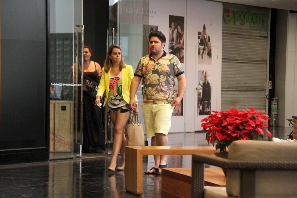 No 'Medida Certa', César Menotti aparece mais magro em passeio com a esposa