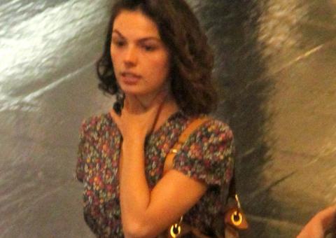  Após poeira baixar, Ísis Valverde sai da toca e passeia em shopping