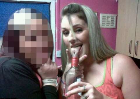Mãe deu uma garrafa de vodka para menina de 12 anos em festa do pijama