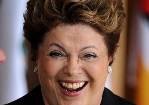 Dilma diz ter orgulho do PT e defende reforma política