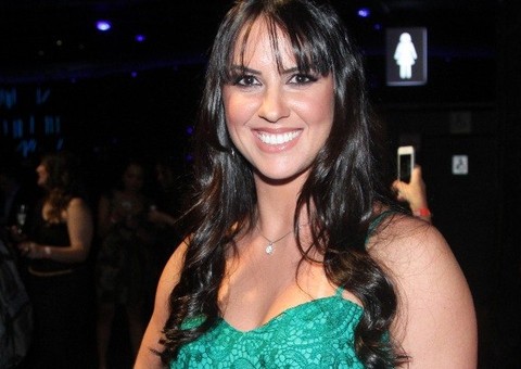 Graciele Lacerda exibe corpo sarado e bate boca com internauta