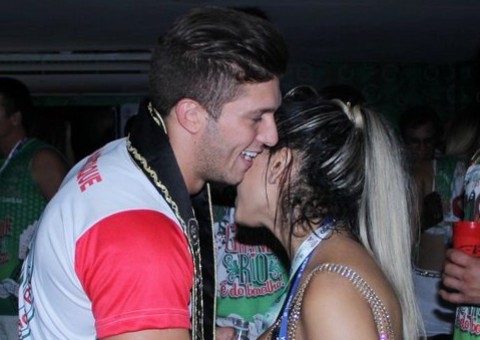  Mister RJ fica com várias no Carnaval e tenta pegar Mulher Melão