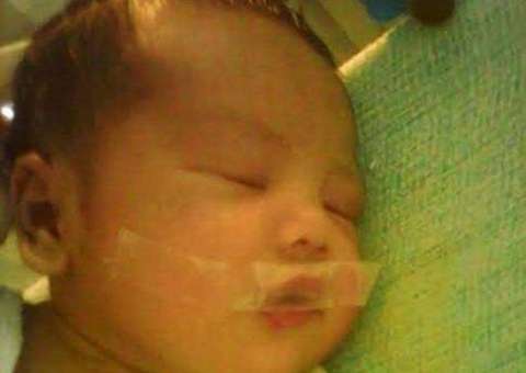 Enfermeira cola fita adesiva na boca de bebê para que ele pare de chorar