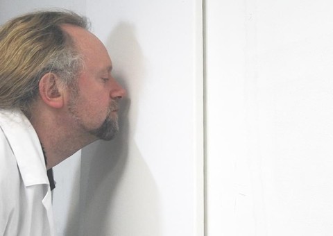 Artista 'inova' com obras feitas com pelos pubianos e essência de vagina