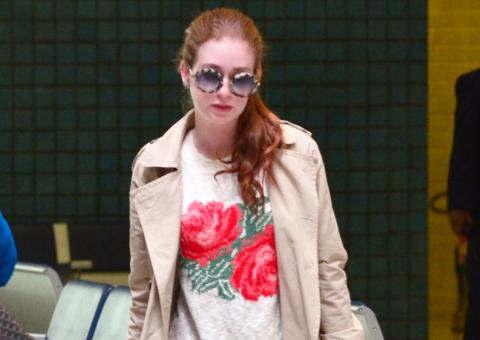 Sempre elegante, Marina Ruy Barbosa circula pelo aeroporto