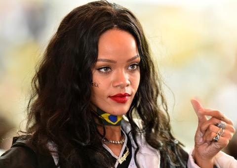 Rihanna se irrita e acusa canal CBS de censura 