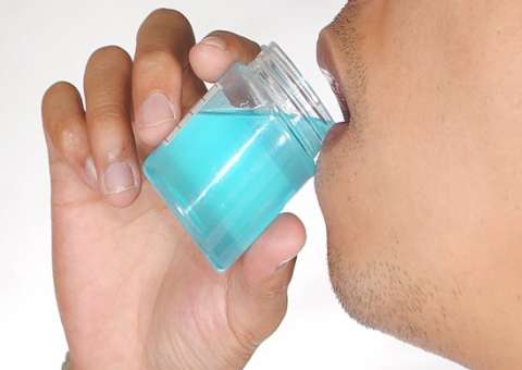 Usar enxaguante bucal mais de 2x ao dia pode causar câncer